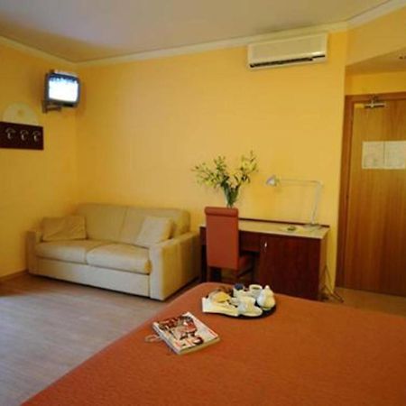 Hotel Al Sole - Enjoy Holiday Cavaion Veronese Exterior photo